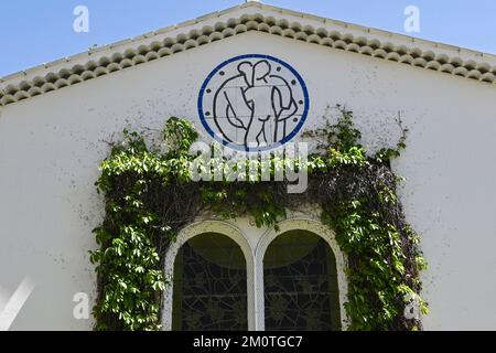 Frankreich, Alpes Maritimes, Vence, Rosenkranz-Kapelle, dekoriert von Henri Matisse, Außenansicht der Kapelle mit Keramikmedaille und blauer Zeichnung Stockfoto