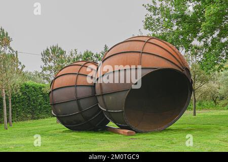 Frankreich, Var, Le Muy, Bernar Venet Foundation, monumentale Skulptur von Bernar Venet in Corten Steel Stockfoto