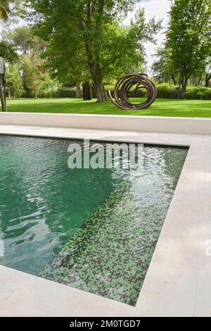 Frankreich, Var, Le Muy, Bernar Venet Stiftung, Schwimmbad und Corten Stahlskulptur von Bernar Venet Stockfoto