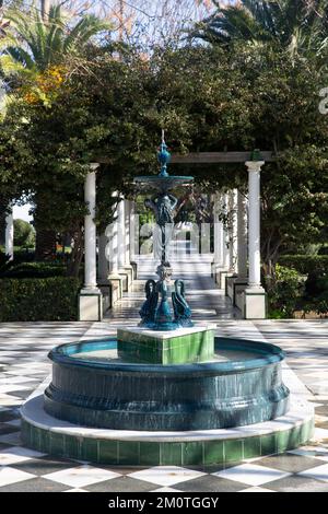 Spanien, Andalusien, Cadiz, Alameda Apodaca, Bronzestatue einer jungen Frau über einem Brunnen entlang der von Bäumen gesäumten Promenade am Meer Stockfoto