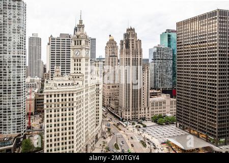 USA, Illinois, Chicago, The Loop, an der Kreuzung des Michigan River und der Michigan Avenue, im Herzen der Stadt, wo Jean-Baptiste Pointe Du Sable 1779 den ersten Handelsposten der Stadt gründete, nördlich des Flusses, wo der Apple Store steht (In der rechten Ecke des Bildes), auf der linken Seite das Wrigley Building, auf der rechten Seite der Tribune Tower Stockfoto