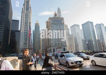 Vereinigte Staaten, Illinois, Chicago, The Loop, das Herz der Stadt, an der Kreuzung des Michigan River und Michigan Avenue, Geburtsort der Stadt, wo Jean-Baptiste Pointe Du Sable 1779 den ersten Handelsposten der Stadt gründete, am Nordufer des Flusses, Wo der Apfelladen steht (in der rechten Ecke des Bildes), links das Wrigley Building, rechts der Tribune Tower Stockfoto