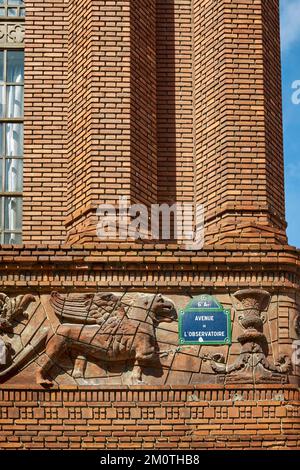 Frankreich, Paris, Avenue de l'Observatoire, das Institut für Kunst und Archäologie oder Center Michelet, entworfen vom Architekten Paul Bigot zwischen 1925 und 1928, beherbergt derzeit die Kunstgeschichte-Abteilungen Pantheon Sorbonne und Sorbonne Universität Universitäten Stockfoto