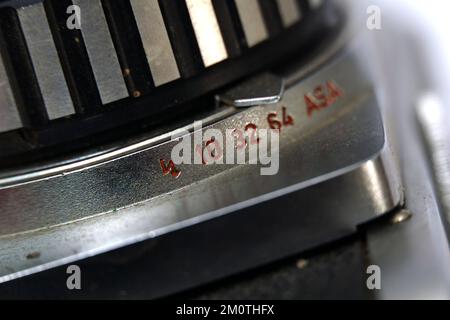 Filmsensibilitätsschalter auf Oldtimer-Kamera, Detail. Stockfoto