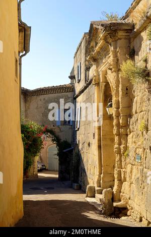 Frankreich, Drome, Grignan, genannt Les Plus Beaux Villages de France (die schönsten Dörfer Frankreichs), Rue Saint Sauveur Stockfoto