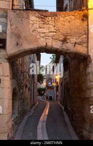 Frankreich, Drome, Grignan, mit der Bezeichnung Les Plus Beaux Villages de France (die schönsten Dörfer Frankreichs), Rue Montant au Chateau Stockfoto