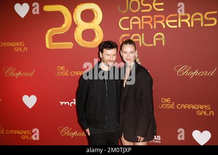 Glasperlenspiel (Carolin Niemczyk, Daniel Grunenberg) bei der Spendengala „José Carreras Gala 2022 im Studio 3 Media City. Leipzig, 07.12.2022. Stockfoto