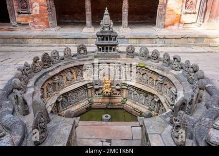 Nepal, Kathmandu-Tal, Patan, Durbar-Platz, Weltkulturerbe der UNESCO, Tusha Hiti oder königliches Bad im Sundari Chowk im ehemaligen Königspalast, am Kopf des Bades, ist ein Steinmodell des Krishna-Tempels Mandir. Stockfoto