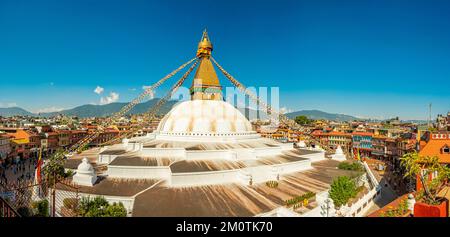 Nepal, Kathmandu-Tal, das von der UNESCO zum Weltkulturerbe erklärt wurde, Bodhnath, buddhistische Stupa und Gebetsflaggen Stockfoto