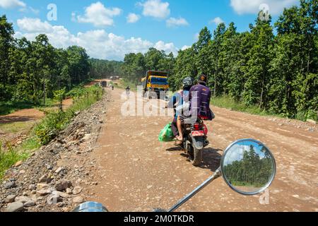 Nepal, Region Dumkauli, Verkehr auf der Hauptstraße Stockfoto