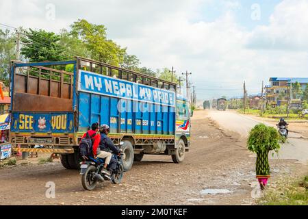 Nepal, Region Dumkauli, Verkehr auf der Hauptstraße Stockfoto