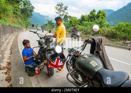 Nepal, Region Dumkauli, Verkehr auf der Hauptstraße nahe Bardhagat, Reparatur einer Motorradpanne Stockfoto