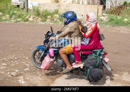 Nepal, Region Dumkauli, Verkehr auf der Hauptstraße Stockfoto