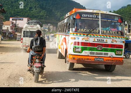 Nepal, Region Dumkauli, Verkehr auf der Hauptstraße Stockfoto