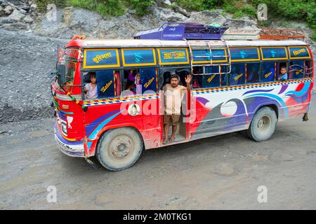 Nepal, Region Dumkauli, Verkehr auf der Hauptstraße in der Nähe von Bardhagat, gefahrene Straße mit Linienbus Stockfoto