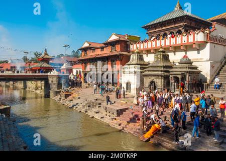 Nepal, Kathmandu-Tal, das von der UNESCO zum Weltkulturerbe erklärt wurde, Hindu-Tempel von Pashupatinath, der Shiva gewidmet ist, Einäscherung am Ufer des Bagmati-Flusses Stockfoto