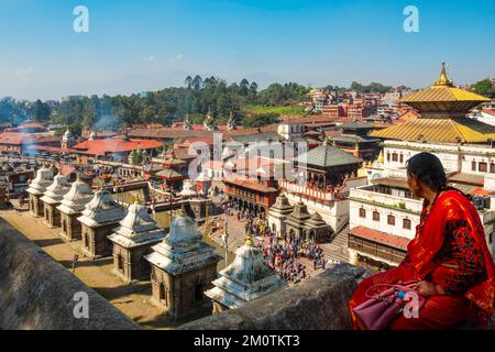 Nepal, Kathmandu-Tal, das von der UNESCO zum Weltkulturerbe erklärt wurde, Hindu-Tempel von Pashupatinath, der Shiva gewidmet ist, Einäscherung am Ufer des Bagmati-Flusses Stockfoto