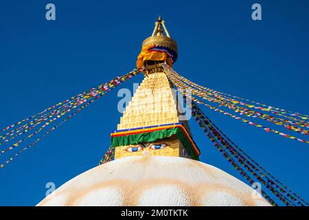 Nepal, Kathmandu-Tal, das von der UNESCO zum Weltkulturerbe erklärt wurde, Bodhnath, buddhistische Stupa und Gebetsflaggen Stockfoto