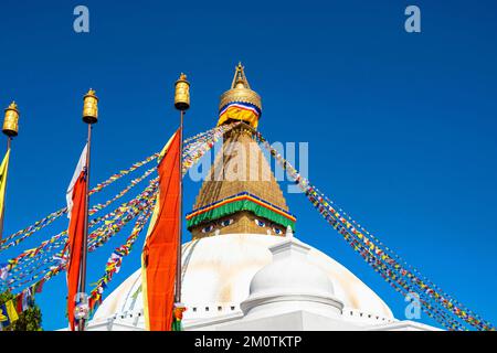 Nepal, Kathmandu-Tal, das von der UNESCO zum Weltkulturerbe erklärt wurde, Bodhnath, buddhistische Stupa und Gebetsflaggen Stockfoto