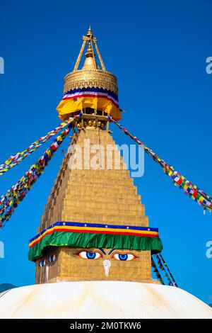 Nepal, Kathmandu-Tal, das von der UNESCO zum Weltkulturerbe erklärt wurde, Bodhnath, buddhistische Stupa und Gebetsflaggen Stockfoto