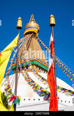 Nepal, Kathmandu-Tal, das von der UNESCO zum Weltkulturerbe erklärt wurde, Bodhnath, buddhistische Stupa und Gebetsflaggen Stockfoto