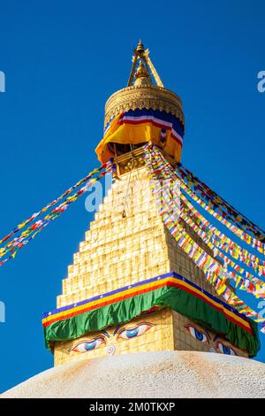 Nepal, Kathmandu-Tal, das von der UNESCO zum Weltkulturerbe erklärt wurde, Bodhnath, buddhistische Stupa und Gebetsflaggen Stockfoto