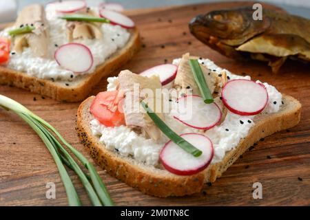 Sandwich mit Hüttenkäse und geräucherter Forelle zum Frühstück Stockfoto