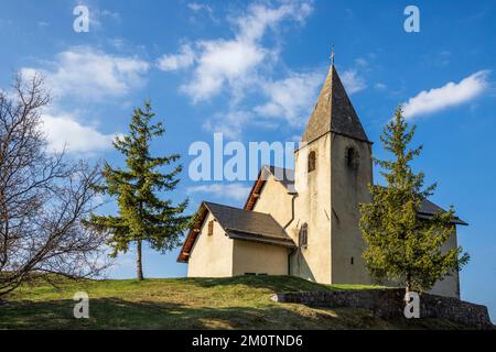 Frankreich, Hautes-Alpes, Saint-Apollinaire, am rechten Ufer des Serre-Pon-Sees, die Kirche mit Blick auf das Dorf Stockfoto