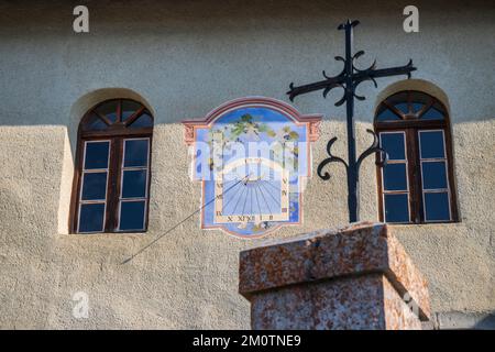 Frankreich, Hautes-Alpes (05), Saint-Apollinaire, am rechten Ufer des Serre-Pon See, Sonnenuhr an der Südfassade der Kirche Stockfoto