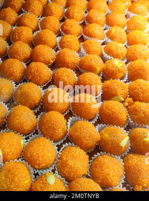 Motichur Laddu ist ein sehr beliebter, rund geformter indischer Süßstoff, der aus Kichererbsenschalen, sogenanntem Zuckersirup mit Safran- und Kardamomgeschmack, hergestellt wird. Stockfoto