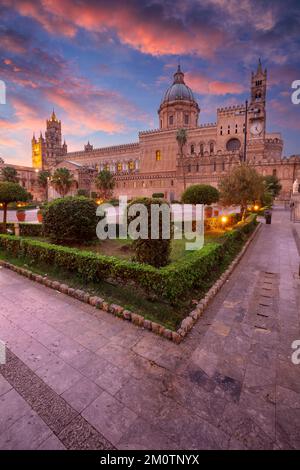 Kathedrale Von Palermo, Sizilien, Italien. Stadtbild der berühmten Kathedrale von Palermo in Palermo, Italien, bei schönem Sonnenuntergang. Stockfoto