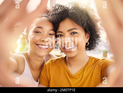 Waren bildschön. Zwei junge Freundinnen machen zu Hause ein Selfie. Stockfoto