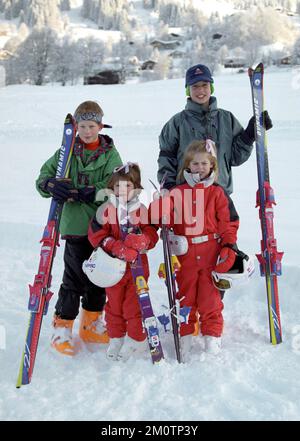 Datei Foto vom 04/01/95 von Prinz William (jetzt Prinz von Wales), Prinz Harry (jetzt Herzog von Sussex) mit ihren Cousins, Prinzessin Eugenie (zweite links) und Beatrice bei einem Fototermin vor dem Hotel, wo sie im Schweizer Resort von Klosters wohnen. Die erste Episode des Netflix Dokumentarfilms Harry und Meghan enthält Aufnahmen des arrangierten Fotogesprächs auf einem Skiurlaub in der Schweiz im Jahr 1995. In einem Interview für die Netflix-Show sagt Harry: "Paparazzi schikanierten uns bis zu dem Punkt, wo wir gezwungen werden mussten, zu lächeln und Fragen an die Presse zu beantworten." Stockfoto