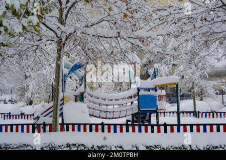 Schnee. Straßen, die mit einer weißen Schneedecke bedeckt sind, die alle Elemente der Straße bedeckt. 2. 3. Dezember. 2023. Weißer Mantel. Deutschland. Stockfoto