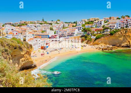 Panoramablick auf das Dorf Carvoeiro an der Algarve, Portugal Stockfoto