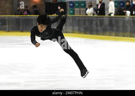 Jakarta, Indonesien. 8.. Dezember 2022. Chen Yudong aus China tritt am 8. Dezember 2022 beim Junior Men Short Program der Asian Open Figure Skating Trophäe 2022 in Jakarta, Indonesien, an. Kredit: Veri Sanovri/Xinhua/Alamy Live News Stockfoto