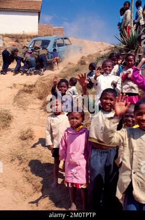 Gescannte Bilder eines kaputten Autos, das einen Vorsprung in Madagaskar braucht, aufgenommen auf Film um 1995 Stockfoto