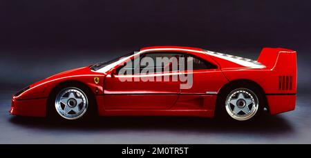 Gescanntes Bild eines Ferrari F40 Supersportwagens, Profil, London, UK, aufgenommen auf Film um 1986 Stockfoto