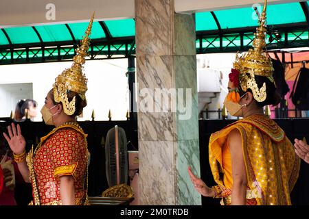 Thailändische Tänzerin betet Respekt und macht ein Votivangebot, erlöse einen Schwur auf einen gott San Thao Maha Phrom oder Lord Maha Brahma am Erawan-Schrein in Pa Stockfoto