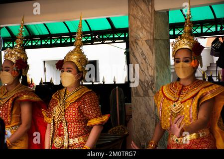 Thailändische Tänzerin betet Respekt und macht ein Votivangebot, erlöse einen Schwur auf einen gott San Thao Maha Phrom oder Lord Maha Brahma am Erawan-Schrein in Pa Stockfoto