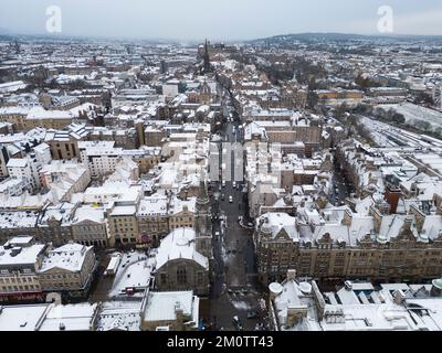 Edinburgh, Schottland, Großbritannien. 8.. Dezember 2022 Schnee in Edinburgh, da die arktischen Wetterbedingungen aus dem Norden weiterhin große Teile Schottlands betreffen. Bild: Blick aus der Vogelperspektive auf schneebedeckte Dächer in der Altstadt entlang der Royal Mile. Iain Masterton/Alamy Live News Stockfoto