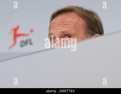 Neu Isenburg, Deutschland. 08.. Dezember 2022. Hans-Joachim Watzke, Vorsitzender des DFL-Aufsichtsrats, spricht auf einer Pressekonferenz der Deutschen Fußballliga (DFL). Ein Duo übernimmt die Aufgaben der früheren Geschäftsführerin Donata Hopfen bis in die neue Saison. Kredit: Arne Dedert/dpa/Alamy Live News Stockfoto