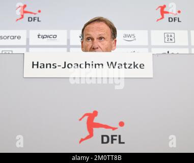 Neu Isenburg, Deutschland. 08.. Dezember 2022. Hans-Joachim Watzke, Vorsitzender des DFL-Aufsichtsrats, spricht auf einer Pressekonferenz der Deutschen Fußballliga (DFL). Ein Duo übernimmt die Aufgaben der früheren Geschäftsführerin Donata Hopfen bis in die neue Saison. Kredit: Arne Dedert/dpa/Alamy Live News Stockfoto