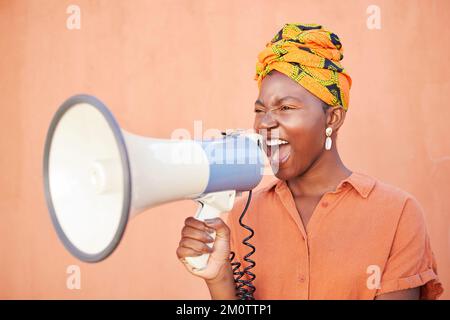 Megafon, schwarze Frau oder afrikanischer Protest, Gerechtigkeit und Redefreiheit für die Gleichstellung der Geschlechter auf orangefarbenem Modell. Abstimmung, Menschenrechte und Rasse der Frau Stockfoto