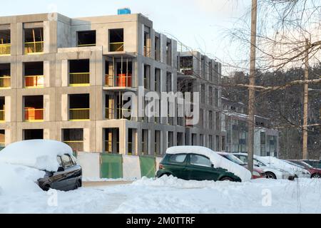 Unfertige Konstruktionen von Wohnungen im Winter. Wohnungskrise, Bauunternehmen gehen bankrott und lassen unfertige Gebäude. Stockfoto