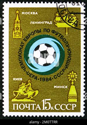 MOSKAU, RUSSLAND - 29. OKTOBER 2022: Die UEFA-Europameisterschaft im Jugendfußball, ca. 1984, ist auf einem Briefmarke in der UdSSR gedruckt Stockfoto