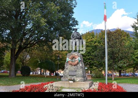 Susa, Piemont, Italien -10-22-2022- das Denkmal, das der Stadt Susa gewidmet ist, den Patrioten, die während der Weltkriege starben. Stockfoto