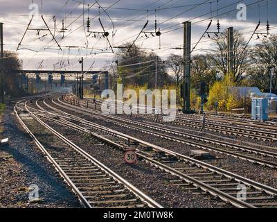 Bahnlinien verschwinden in der Ferne am Bahnhof Preston im Norden Großbritanniens. Überlandleitungen sind sichtbar. Stockfoto