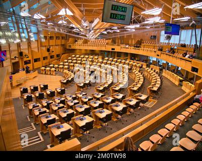 Die Diskussionskammer im Scottish Parliament Building in Holyrood, Edinburgh, Schottland, Vereinigtes Königreich. 131 Schreibtische und Stühle für die gewählten Mitglieder und das S Stockfoto