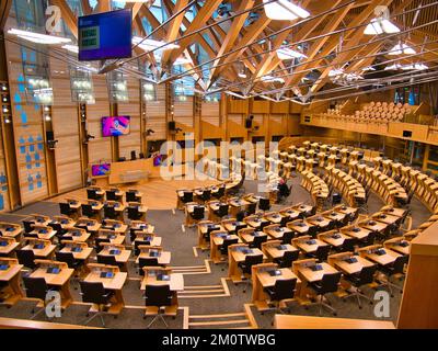 Die Diskussionskammer im Scottish Parliament Building in Holyrood, Edinburgh, Schottland, Vereinigtes Königreich. 131 Schreibtische und Stühle für die gewählten Mitglieder und das S Stockfoto